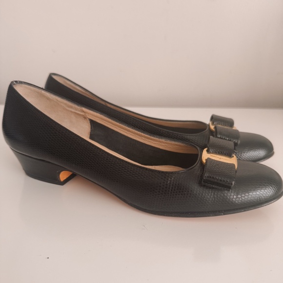 Salvatore Ferragamo Vara Pebbled Leather Bow Shoes Black 7.5 AA Vintage